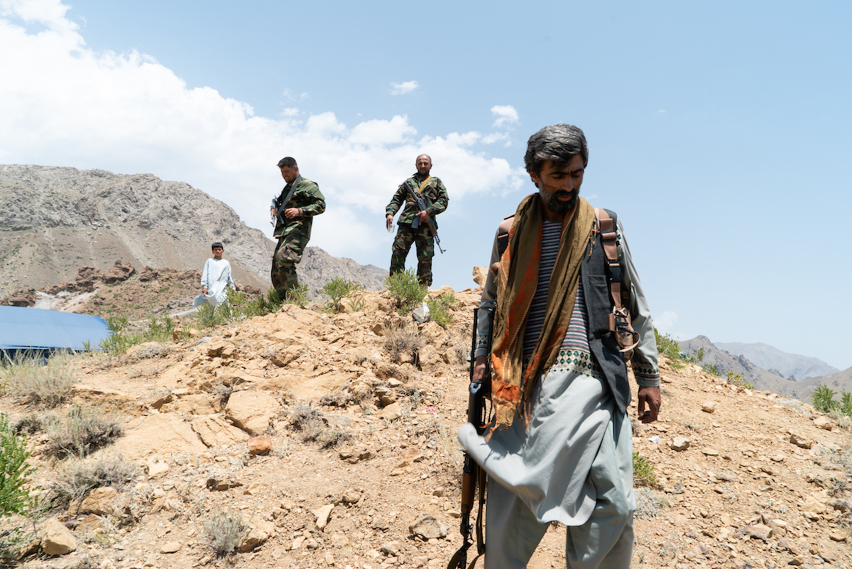 Miembros de una milicia, en las montañas de Shinwari, en la provincia de Parwan. (Filippo ROSSI)