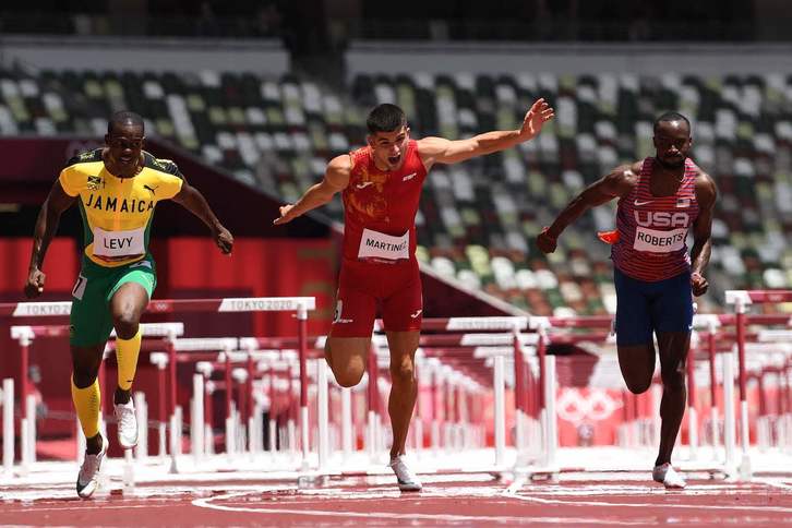 Asier Martínez durante las semifinales de los 110 metros vallas. (Jewel SAMAD / AFP)