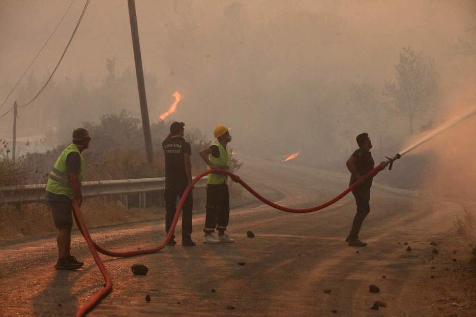 Bomberos intentan apagar el fuego en Turkia. (AFP)
