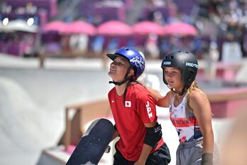 La campeona Yosozumi junto a la ganadora del bronce, Brown. (Loic VENANCE / AFP)