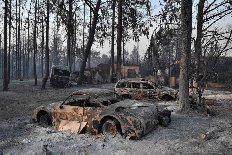 Coches quemados en Grecia a causa del incendio. (Louisa GOULIAMAKI/AFP)