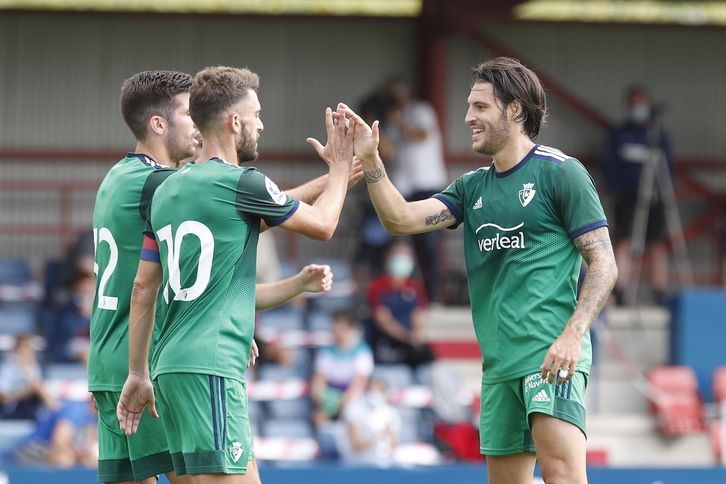 Los jugadores de Osasuna se felicitan entre ellos tras el primer gol de Rober Ibáñez. (@CAOSASUNA)