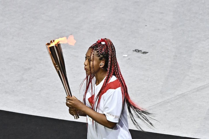 Naomi Osaka porta la antorcha olímpica en Tokio 2020. (Jeff PACHOUD/AFP)