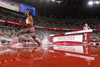 Peruth Chemutai, azken itzuliko oztopoetako bat gainditzen, urrera bidean. (Andrej ISAKOVIC / AFP)