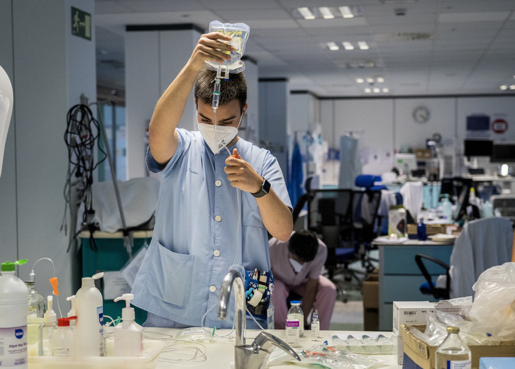 Imagen tomada en la UCI del Hospital de Donostia. (Gorka RUBIO / FOKU)