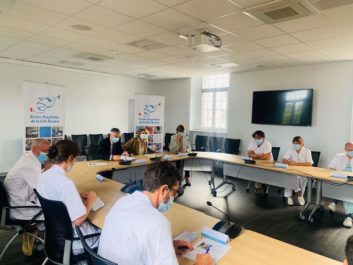 Baionako ospitaleko sail desberdinetako buruek egoeraren larritasunaz oharatarazi dute. (Iurre BIDEGAIN)