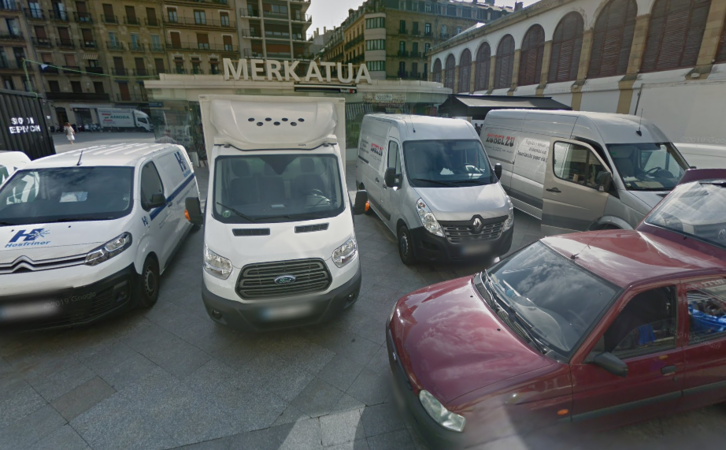 Vehículos de reparto en la calle San Juan, junto a La Bretxa. (Google Maps)