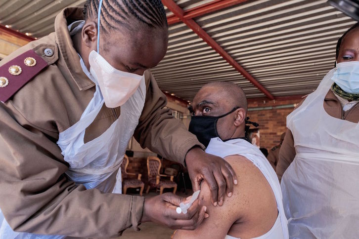 Vacunación en Sudáfrica. (Luca SOLA | AFP)