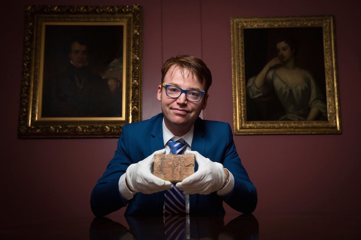 El doctor matemático Daniel Mansfield sostiene la tablilla entre sus manos. (UNSW SYDNEY)
