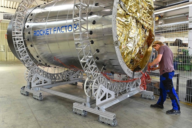Un operario revisa los cables de un tanque de la etapa superior de un cohete espacial en la factoría de la compañía RFA, en el sur de Alemania. (Lennart PREISS | AFP)