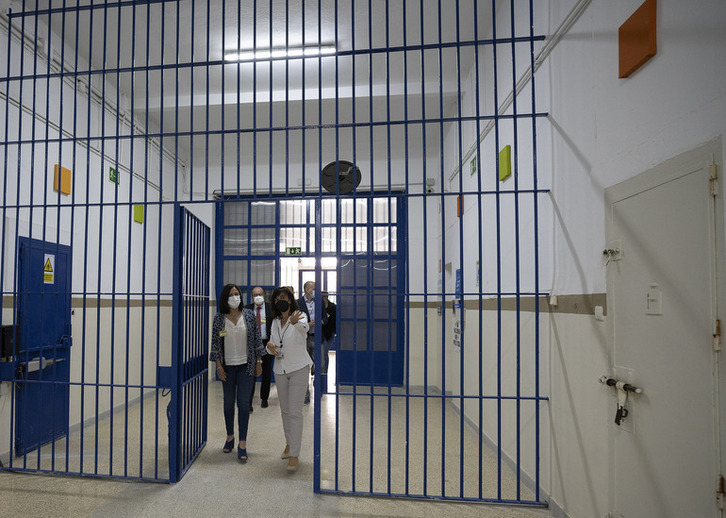 La consejera Beatriz Artolazabal, en una visita a la cárcel de Martutene. (IREKIA)