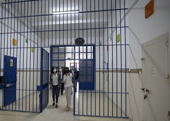 La consejera Beatriz Artolazabal, en una reciente visita a la cárcel de Martutene. (IREKIA)