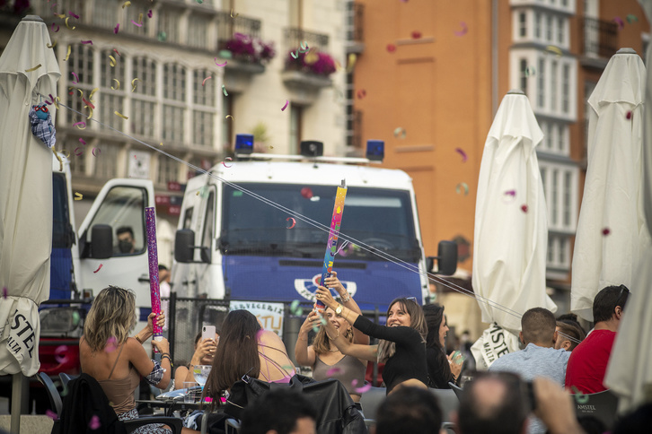 Poca fiesta entre las patrullas policiales, esta tarde en la Virgen Blanca. (Jaizki FONTANEDA | FOKU)