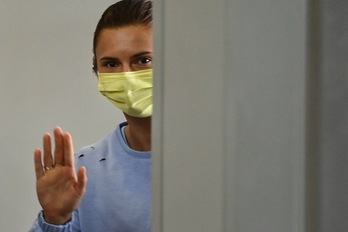 Krystsina Tsimanouskaya, despidiéndose en Viena antes de exiliarse en Polonia. (Charly TRIBALLEAU / AFP PHOTO)