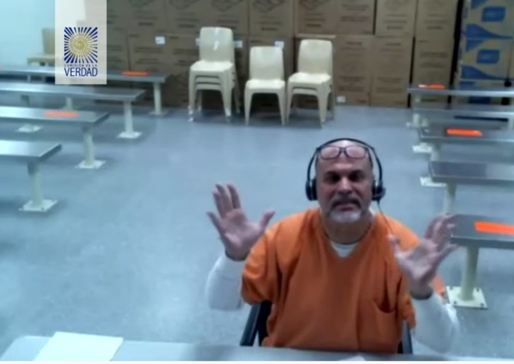 Captura de pantalla de la comparecencia ante la Comisión de la Verdad de Colombia y por videoconferencia desde una prisión estadounidense del exjefe paramilitar de las AUC Salvatore Mancuso. (NAIZ)