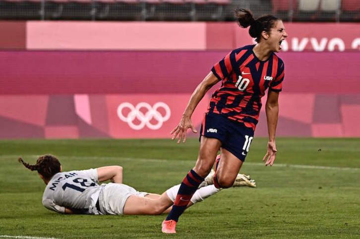 Lloyd celebra su segundo gol, con el que puede haber puesto fin a su larga carrera internacional. (Jeff Pachoud/AFP)
