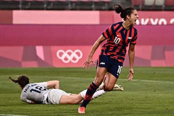 Lloyd celebra su segundo gol, con el que puede haber puesto fin a su larga carrera internacional. (Jeff Pachoud/AFP)