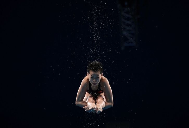 Hongchan Quan txinatarra, airean, tranpolinetik jauzi eginda. (Oli SCARFF / AFP)