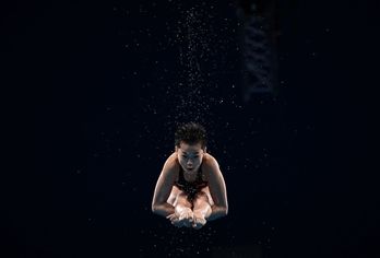 Hongchan Quan txinatarra, airean, tranpolinetik jauzi eginda. (Oli SCARFF / AFP)