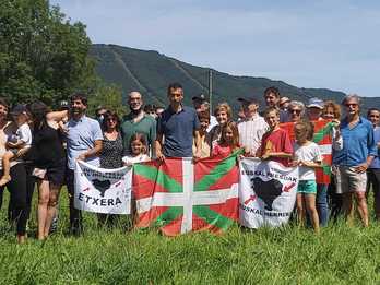 Igor Suberbiola, erdian, ikurrina eskuetan duela. (NAIZ) 