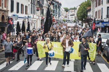 Manifestación contra el certificado sanitario en Donibane Lohizune. (Guillaume FAUVEAU)