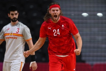 Mikkel Hansen celebra una de sus muchas grandes acciones ante la impotente mirada de Gurbindo. (Franck FIFE / AFP PHOTO)