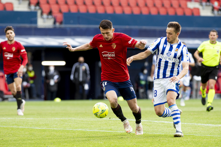 Budimir baloiarekin eta Gorosabel kendu nahian. (Iñigo URIZ / FOKU)