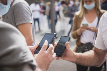 A partir du lundi 9 août, les contrôles de passe sanitaires vont se multiplier en particulier dans les cafés et les restaurants y compris en terrasse. © Guillaume FAUVEAU. 