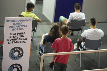 Un grupo de jóvenes aguarda a ser vacunado en Bilbo.          (Monika DEL VALLE I FOKU)