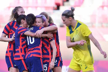 Rapinoe, en el centro, es felicitada por sus compañeras por uno de sus dos goles para lograr el bronce. (Tiziana FABI/AFP)