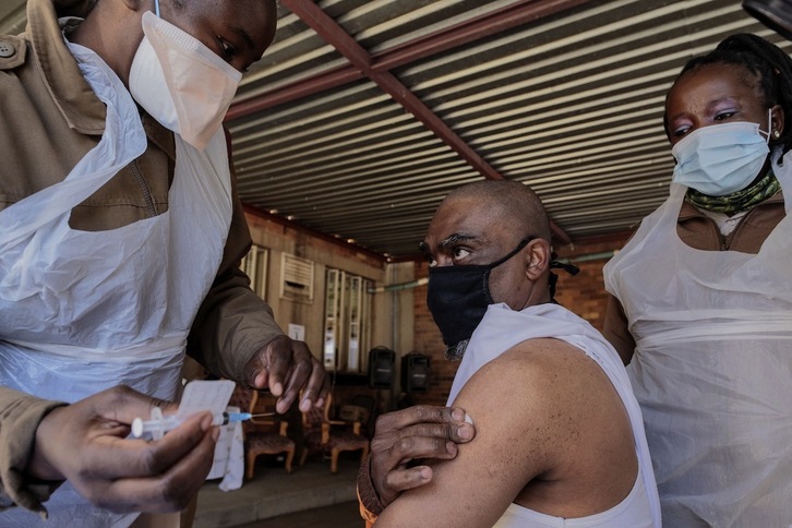 Un recluso de un centro correccional de Johannesburgo recibe una dosis de Johnson & Johnson. (Luca SOLA/AFP)