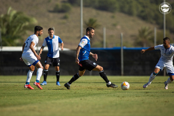 Edgar Mendez Al Nasr taldearen aurkako lagunartekoan. (@ALAVES)