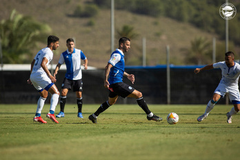Edgar Mendez Al Nasr taldearen aurkako lagunartekoan. (@ALAVES)