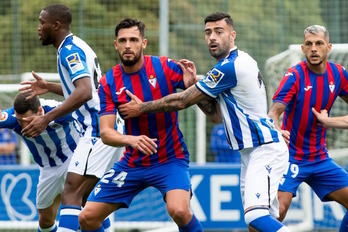 Glauder eta gaur debutatu duen Diego Rico arean baloiaren zain, Zubietan jokatu den lagunartekoaren jokaldi batean. (SD Eibar)