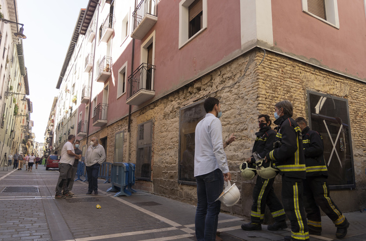 Bomberos insepeccionan la Pensión Eslava. (Jagoba MANTEROLA / FOKU)