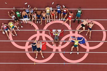 Gizonezkoen decathlon probako parte-hartzaile guztiak elkarrekin. (Antonin THUILLIER / AFP)