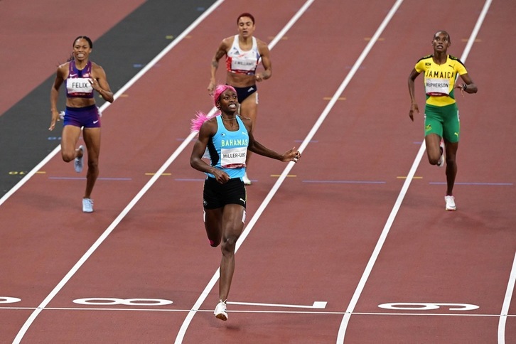 Shaunae Miller-Uibo 400 metroen finaleko dominatzaile eta Allyson Felix, berriz ere podiumean. (Javier SORIANO / AFP PHOTO)