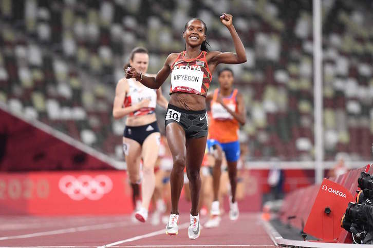 La keniana Kipyegon ha revalidado su oro en Río con solvencia. (Jewl SAMAD/AFP)