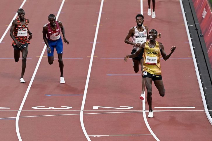Llegada a meta de Cheptegei, el más rápido en los 5.000 metros. (Javier SORIANO / AFP)