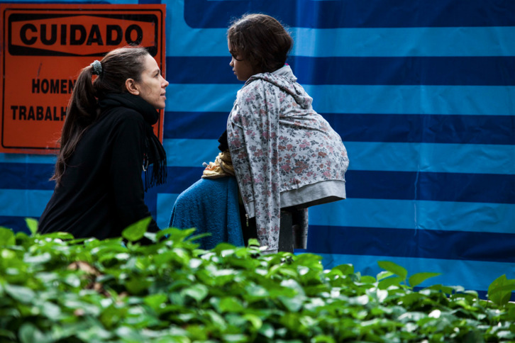 Sandra Kogut con la actriz Rayane do Amaral. (ELAMEDIA ESTUDIOS)