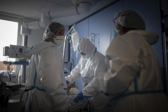 Profesionales sanitarios atienden a un paciente en la UCI del Hospital de Gurutzeta.         (Andoni LUBAKI I FOKU)