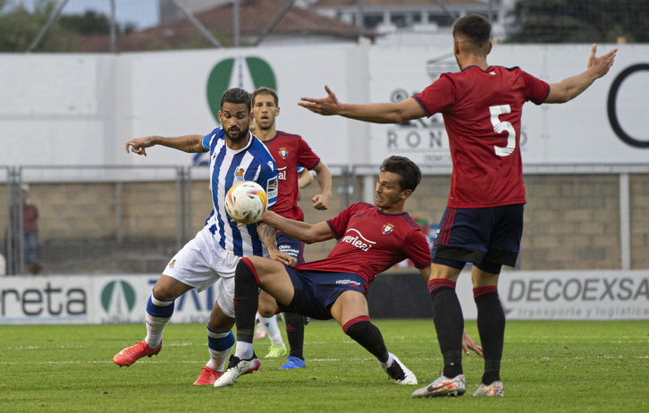 Willian José y Torró, en una imagen que muestra la pugna intensa en Irun. (Jagoba MANTEROLA | FOKU)
