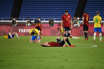 Merino, tumbado, y Moncayola, después de perder la final olímpica. (Anne-Christine POUJOULAT / AFP)