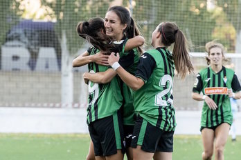 Queralt celebra el 0-1 con sus compañeras. (SD Eibar)