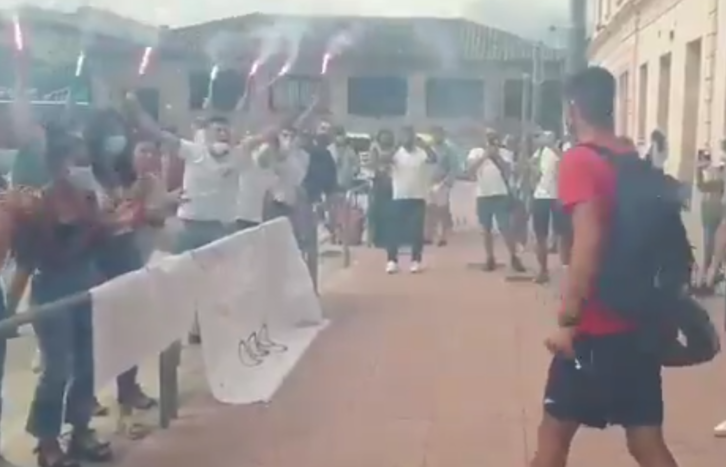 Asier Martínez, recibido por cuadrilla y compañeros de entrenamiento en la estación de Iruñea. (@ludoviko71)