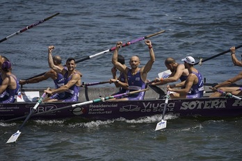Nekea bai, baina poza ere bai «Soterako» arraunlariengan Boiron irabazi ondoren. (Aritz LOIOLA / FOKU)