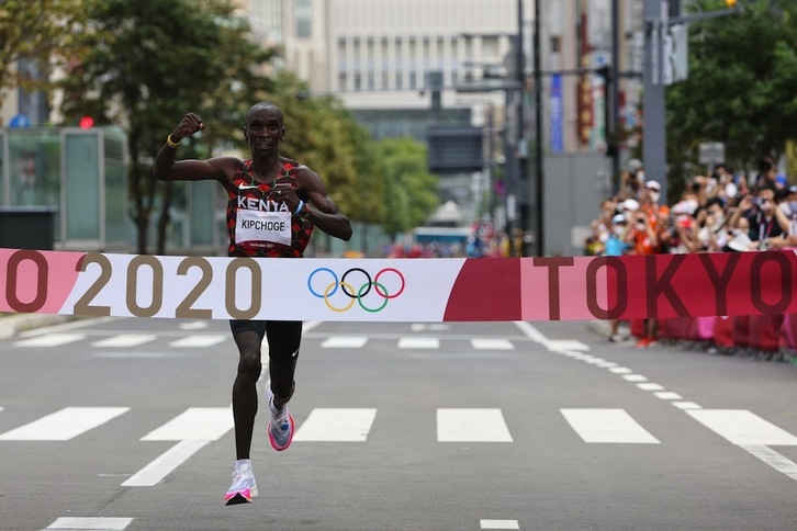 Eliud Kipchoge, berriz ere maratoiko errege. (Giuseppe CACACE / AFP PHOTO)