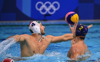 Alberto Munarriz, en plena acción la derrota española ante Hungría en la pelea por el bronce. (Angela WEISS / AFP PHOTO)