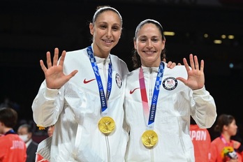 Diana Taurasi y Sue Bird dejan la selección de los Estados Unidos tras conquistar su quinto oro olímpico. (Aris MESSINIS / AFP PHOTO)