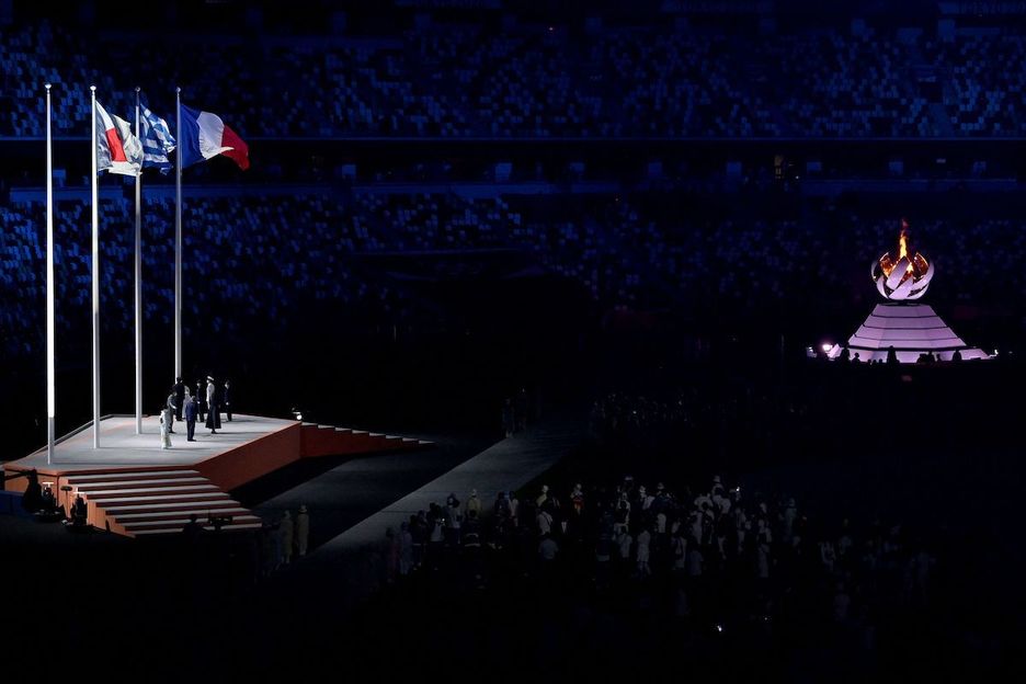 Japonia, Grezia eta Frantziako banderak estadio olinpikoak, argi-zuziaren alboan. (Tauseef MUSTAFA / AFP)